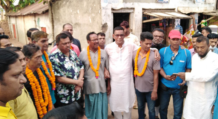 খুলনায় বিএনপি'র পাঁচ নেতাকর্মী কারামুক্ত, জেল গেটে ফুল দিয়ে বরণ