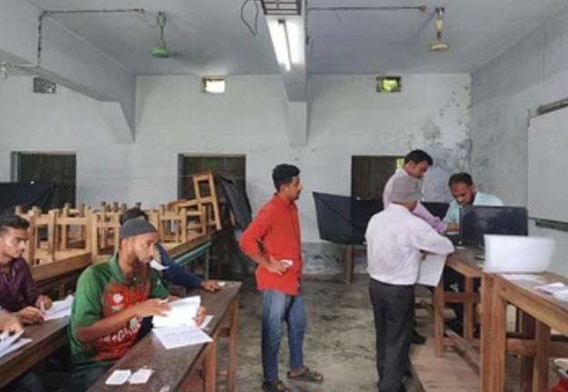 বরিশাল সিটি নির্বাচনে,এক কেন্দ্রে টেবিলঘড়ির এজেন্ট নেই, ইভিএম জটিলতায় এক কক্ষে ৪৫ মিনিট ভোট বন্ধ