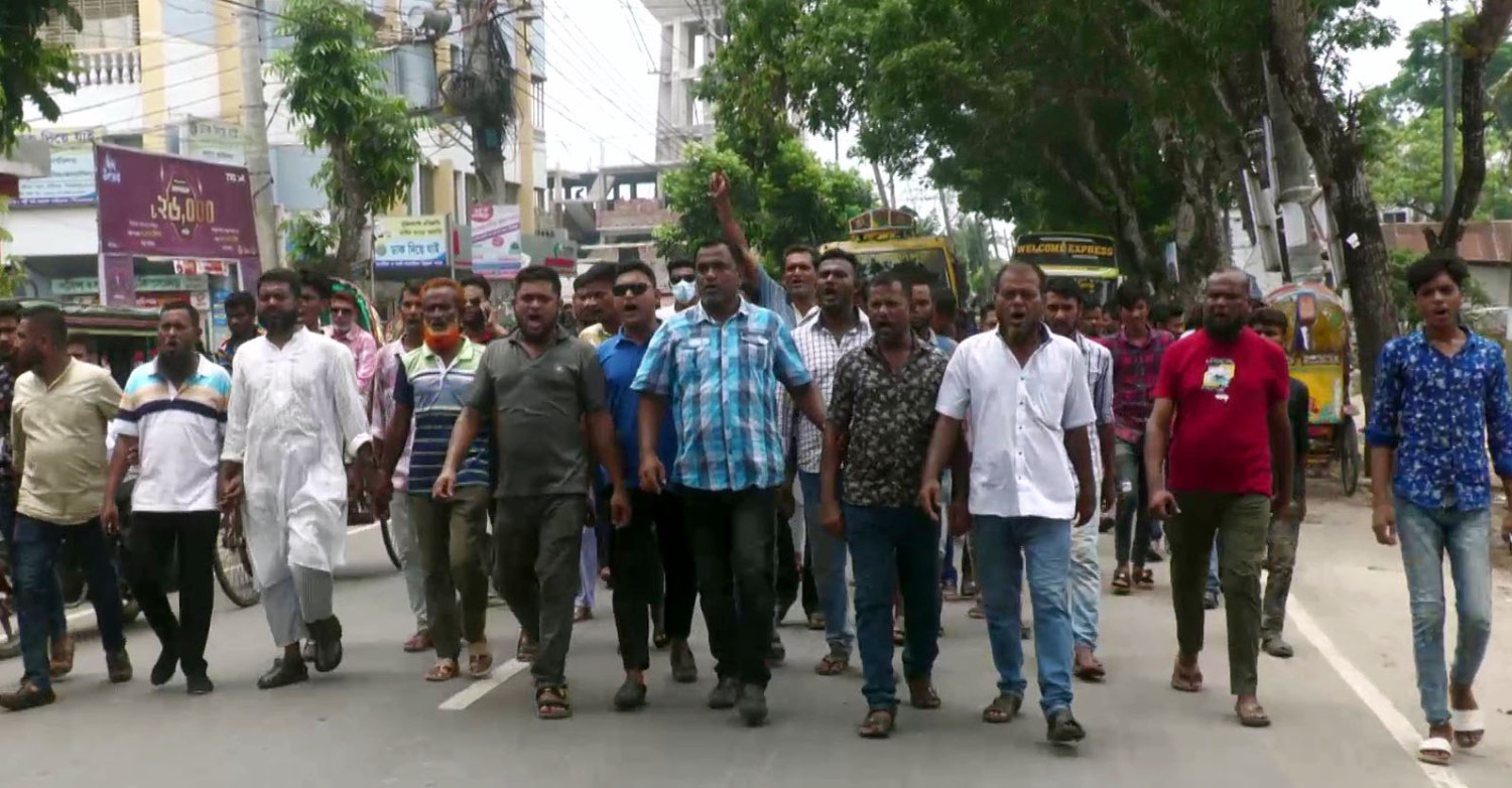 পিরোজপুরে বাস মালিক সমিতির নানা দুর্নীতির অনিয়মের ও চাঁদাবাজির বিরুদ্ধে বিক্ষোভ মিছিল