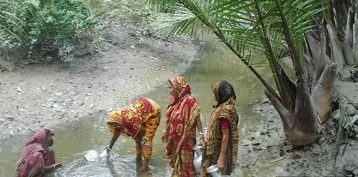 উপকূলে সুপেয় পানির জন্য পাড়ি দিতে হয় মাইলের পর মাইল