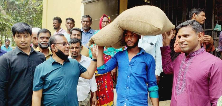 রাঙ্গাবালীতে জেলেদের মাঝে চাল বিতরণ