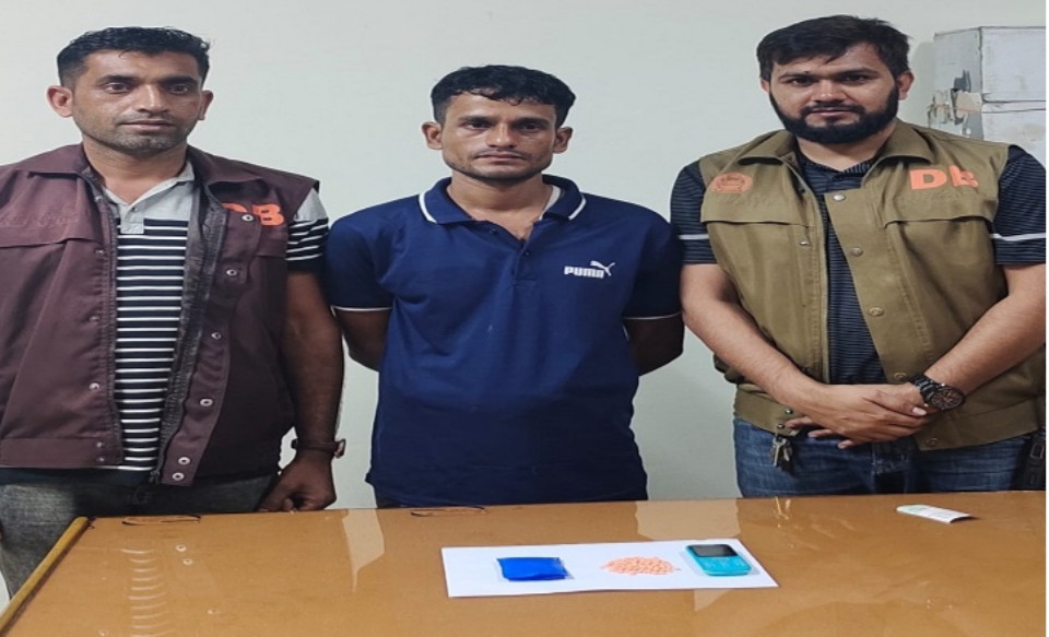 মাধবপুরে ইয়াবা বিক্রির সময় ডিবির হাতে আটক ১