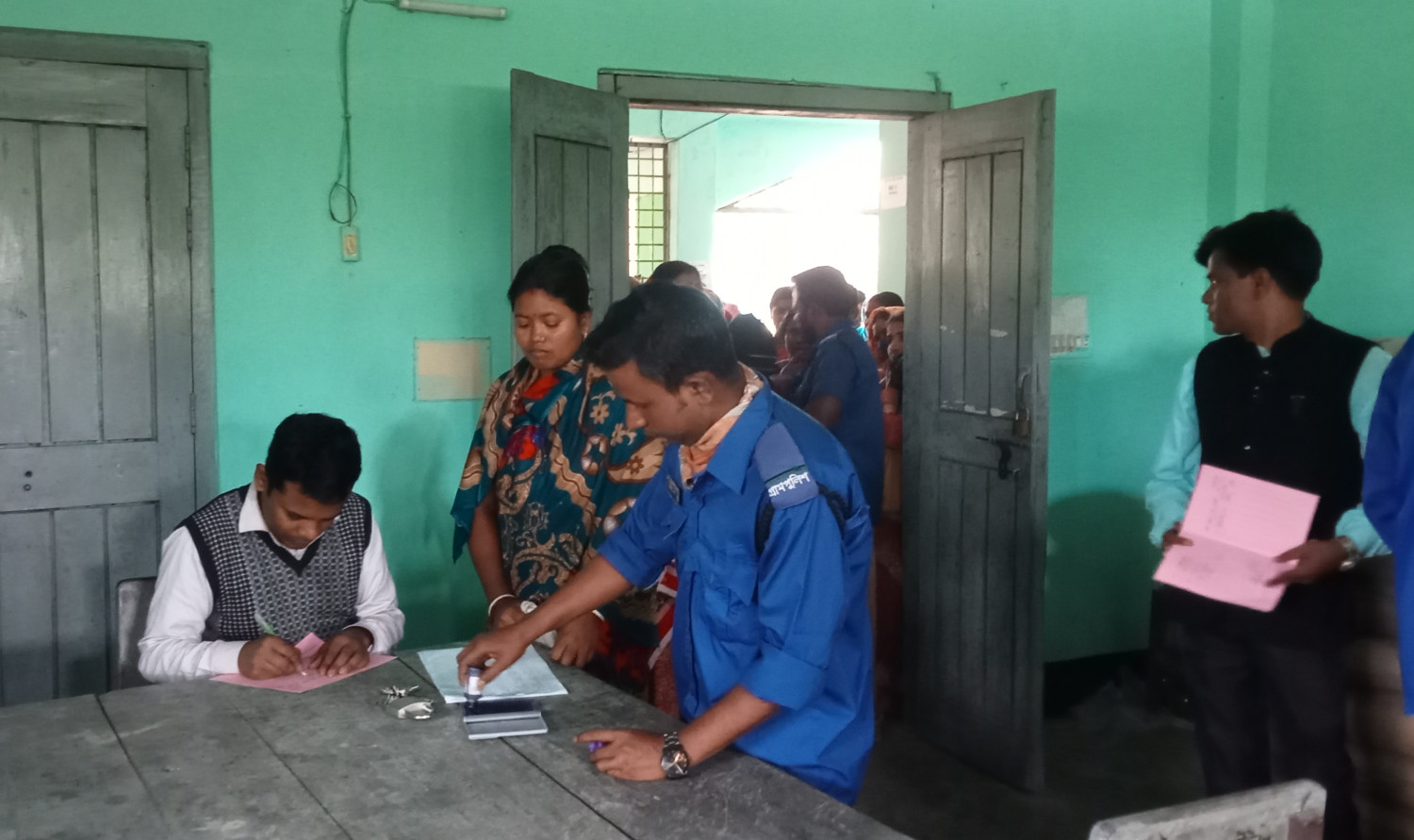 বদলগাছীতে ভিজিডির কার্ড বিতরণে ব্যাপক অনিয়ম, চাল না পেয়ে খালি হাতে ফিরে যাওয়ার অভিযোগ গৃহবধূর