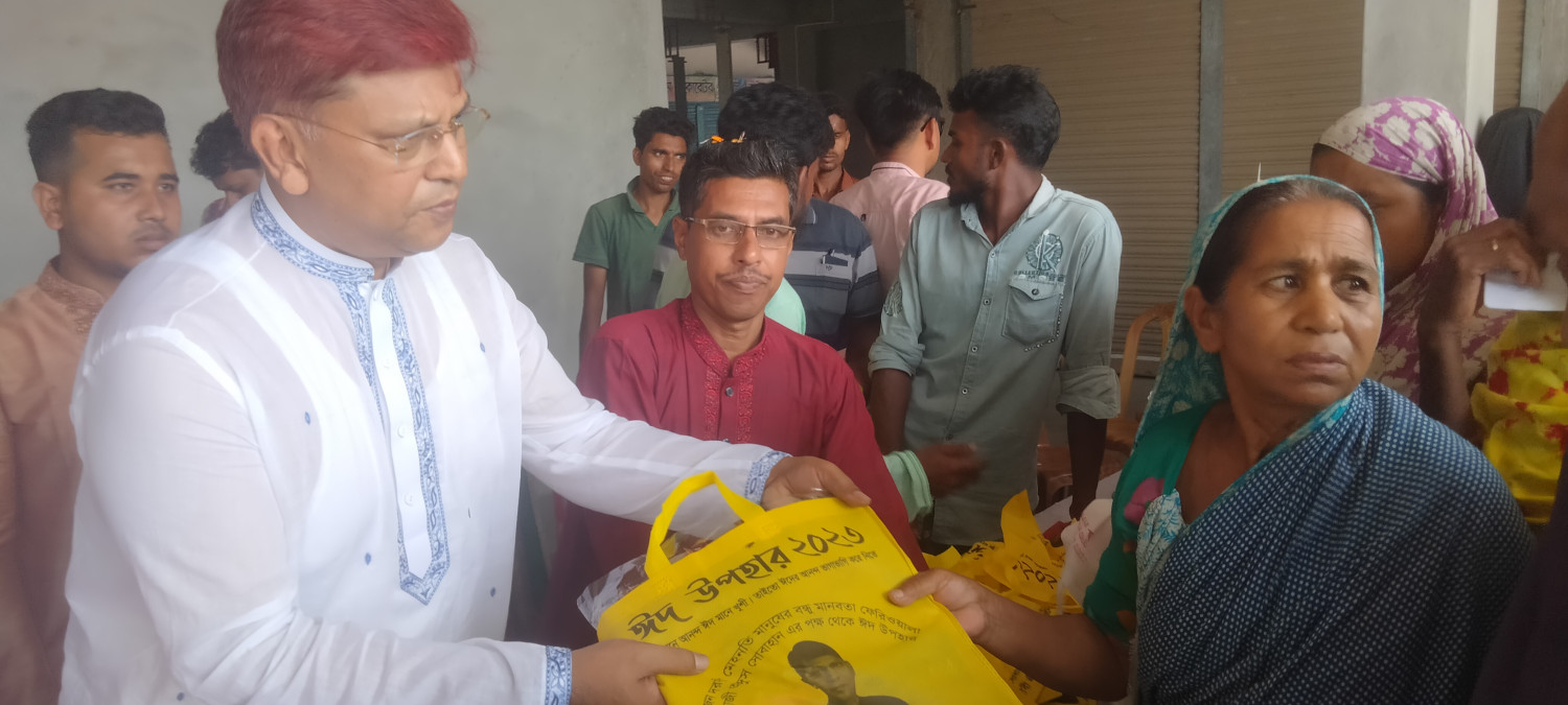 দুটি স্থানে দুস্থদের মাঝে শাড়ি লুঙ্গি বিতরণ