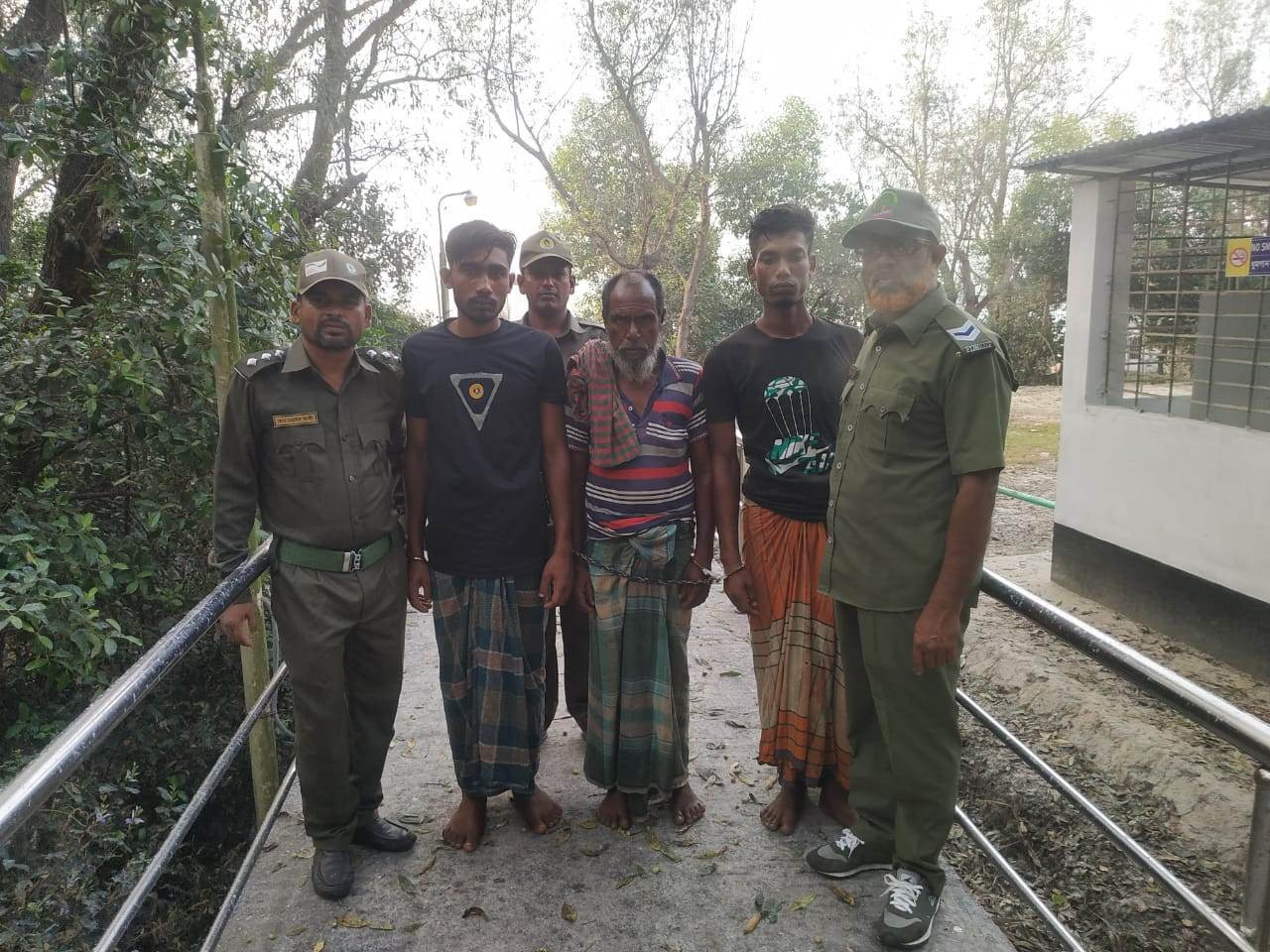 মোংলায় বিষযুক্ত মারা মাছ ও নৌকাসহ আটক-৩