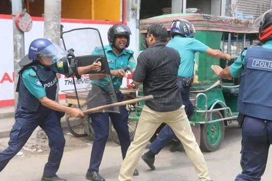 মহান মে দিবসে খুলনায় পুলিশের সাথে শ্রমিক দলের সংঘর্ষ, আটক -২
