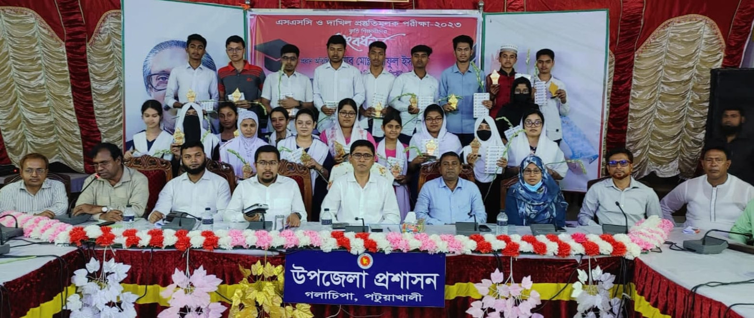 গলাচিপায় জেলা প্রশাসকের কৃতি শিক্ষার্থীদের সংবর্ধনা ও বিভিন্ন দপ্তর পরিদর্শন