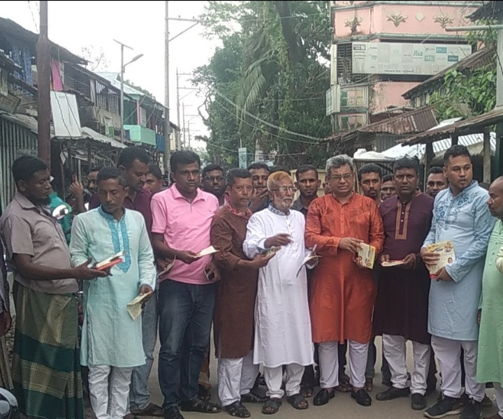 একনজরে "আওয়ামীলীগ সরকারের উন্নয়ন ও সাফল্য" শীর্ষক লিপলেট বিতরণ করেন কেন্দ্রীয় যুবলীগের সাংগঠনিক