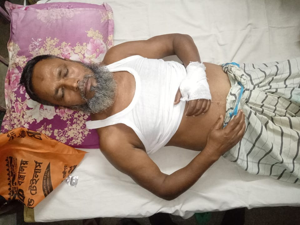 পলাশবাড়ীতে টিসিবি'র ডিলার ব্যবসায়ীকে মারধর করে ২ লক্ষ টাকা ছিনিয়ে নেয়ার অভিযোগ