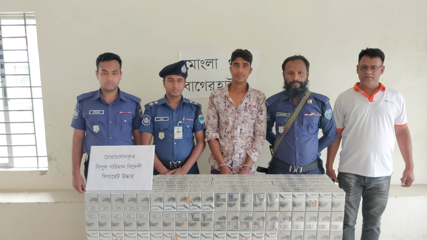 মোংলায় শুল্ক ফাঁকি দিয়ে আনা বিদেশি সিগারেটসহ আটক-১