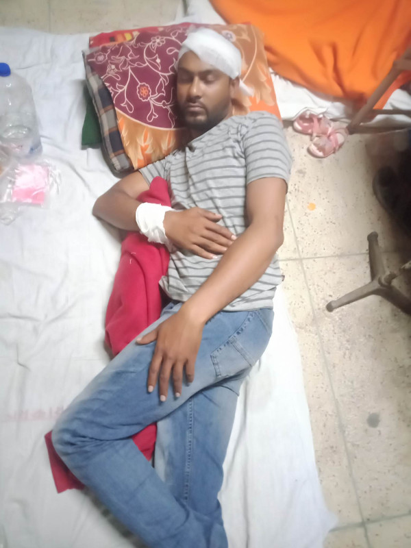 সংঘর্ষ ঠেকাতে এগিয়ে আসায়  সংবাদকর্মী হামলার শিকার ।