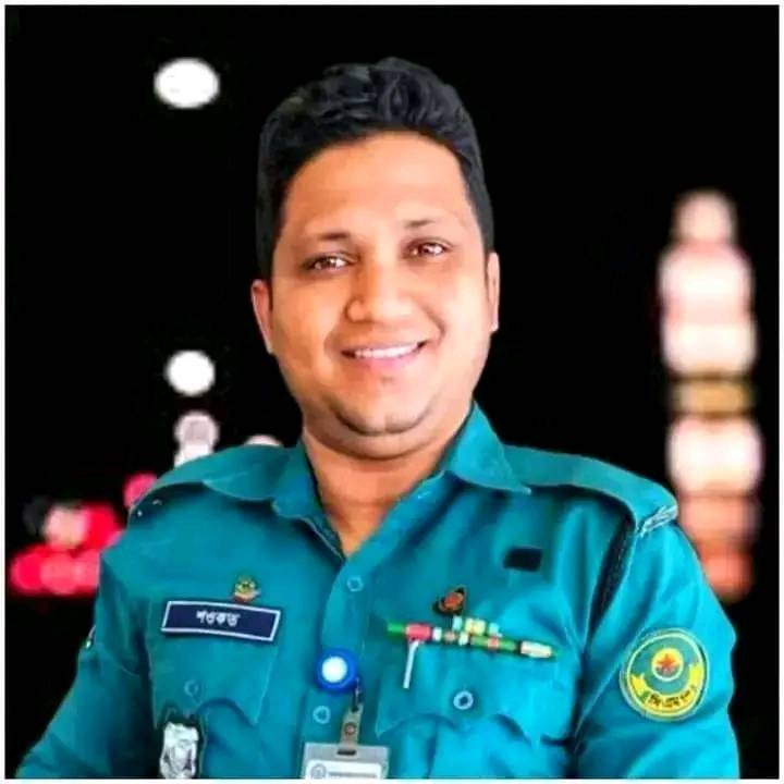 চাকরি হারালেন মানবিক পুলিশ শওকত