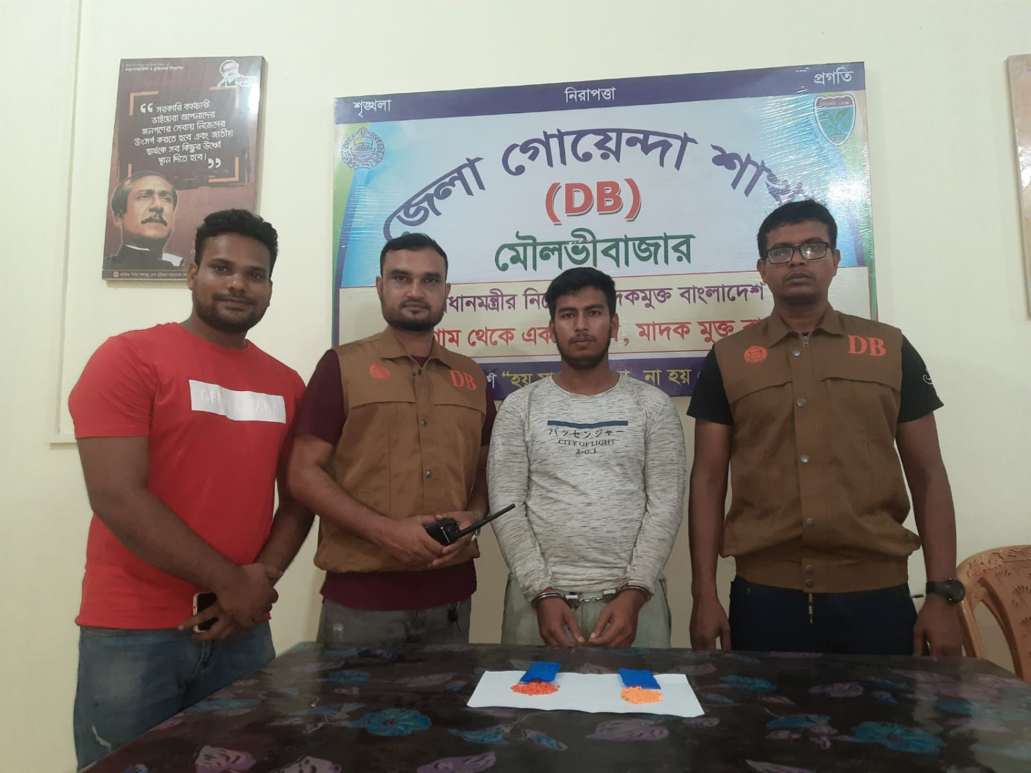 মৌলভীবাজারে ডিবির অভিযানে ইয়াবাসহ আটক – ১