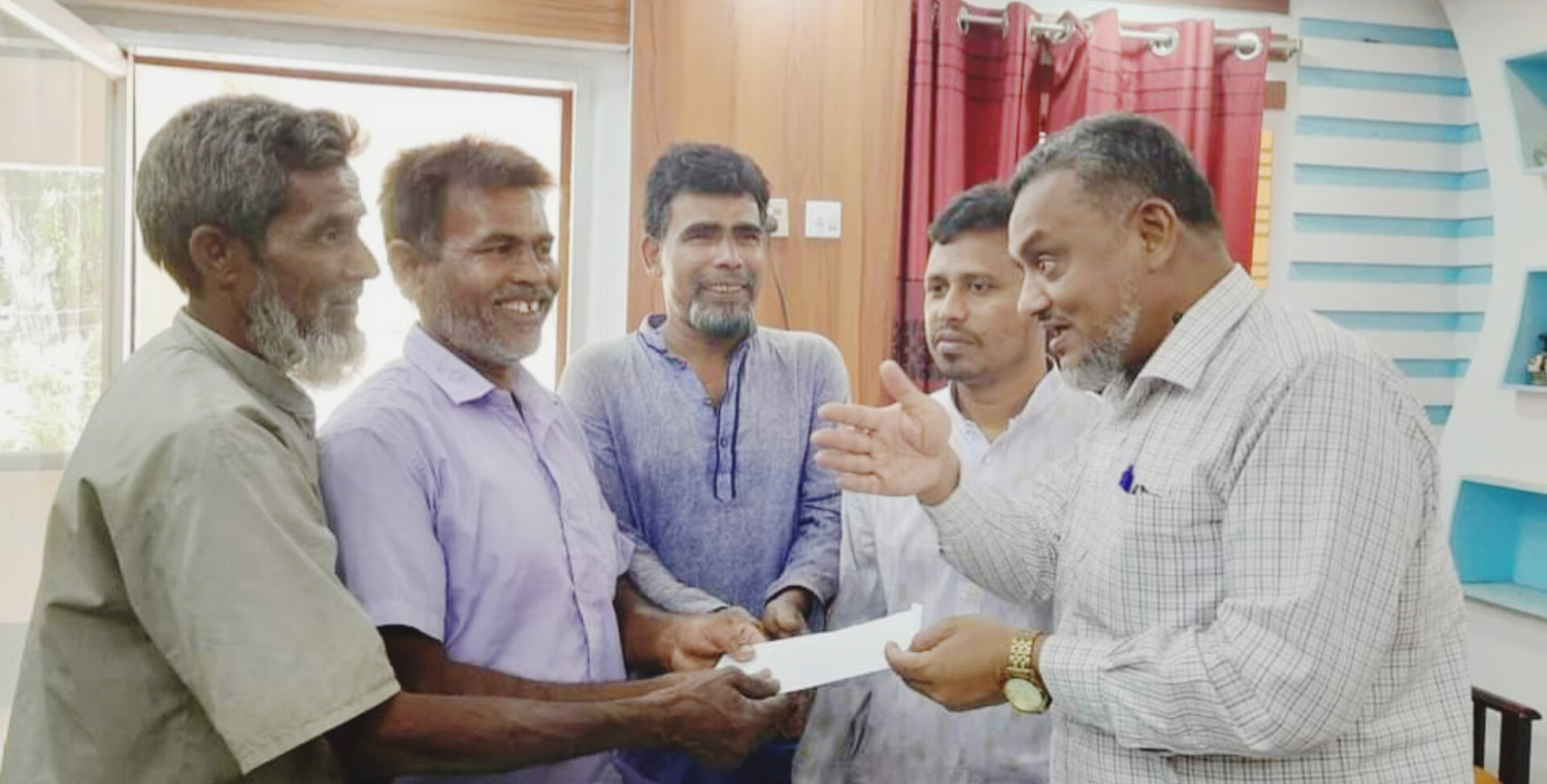 পোরশায় ছয়ঘাটি জামে মসজিদে অনুদান প্রদান করলেন"উপজেলা পরিষদ চেয়ারম্যান।