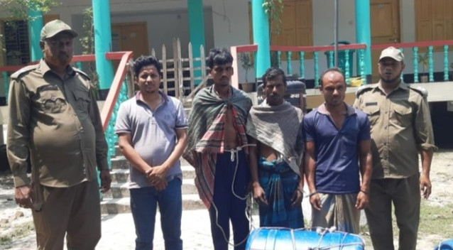 সুন্দরবনে অবৈধভাবে মাছ শিকারে গিয়ে আটক ৩ জেলে