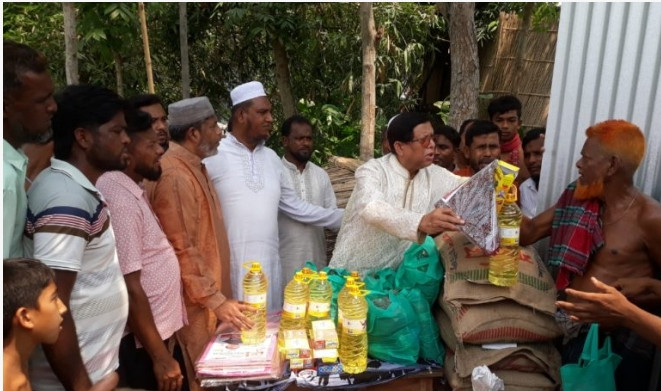 সালথায় অ‌গ্নিকা‌ন্ডে ক্ষ‌তিগ্রস্থ‌ প‌রিবা‌রের পা‌শে মেজর (অবঃ) আতমা হা‌লি‌ম