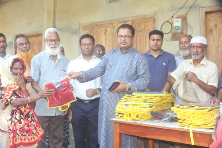 পলাশবাড়ীতে অসহায় হতদরিদ্র পরিবারের মাঝে ঈদ উপহার বিতরণ