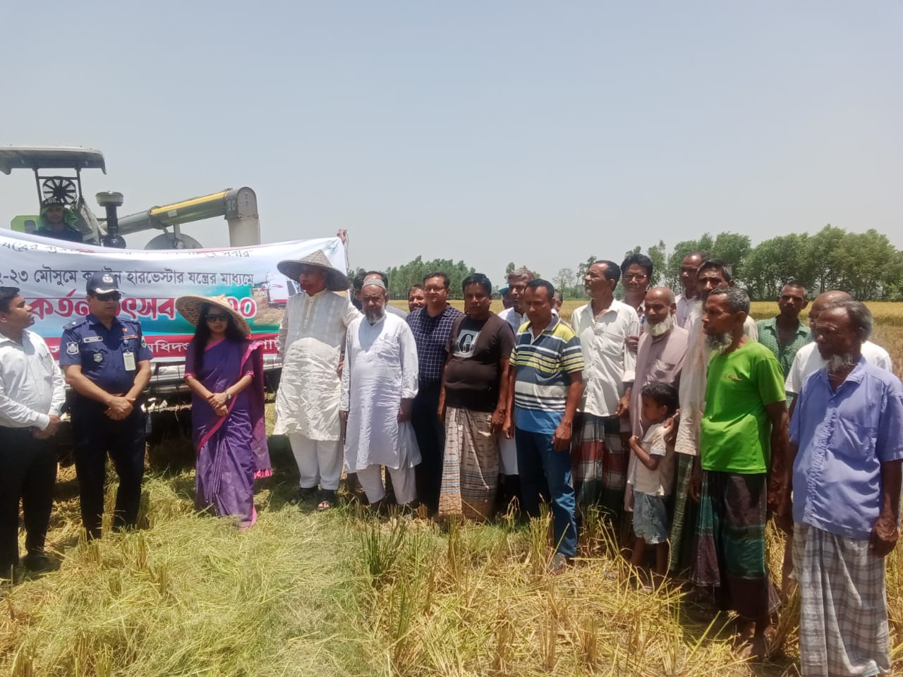 বদলগাছিতে কম্পাইন হারভেস্টার যন্ত্রের মাধ্যমে বোরো ধান কর্তন উদ্বোধন।
