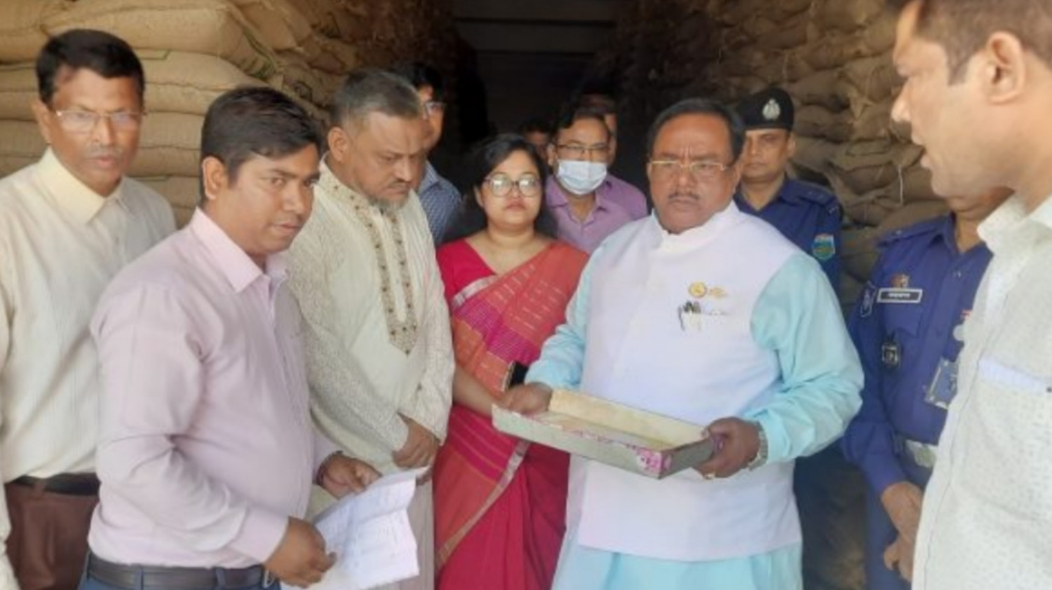 খুব শীঘ্রই কার্ডের মাধ্যমে ও এমএস চাল বিতরণ শুরু হবে" খাদ্যমন্ত্রী