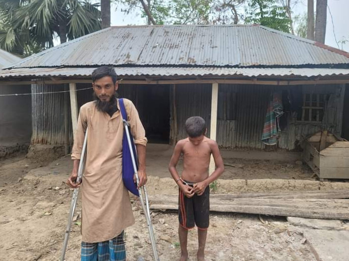 সিংড়ায় ভিক্ষে করেও সরকারী ঘর মেলেনি খাঁস জায়গায় বসবাস