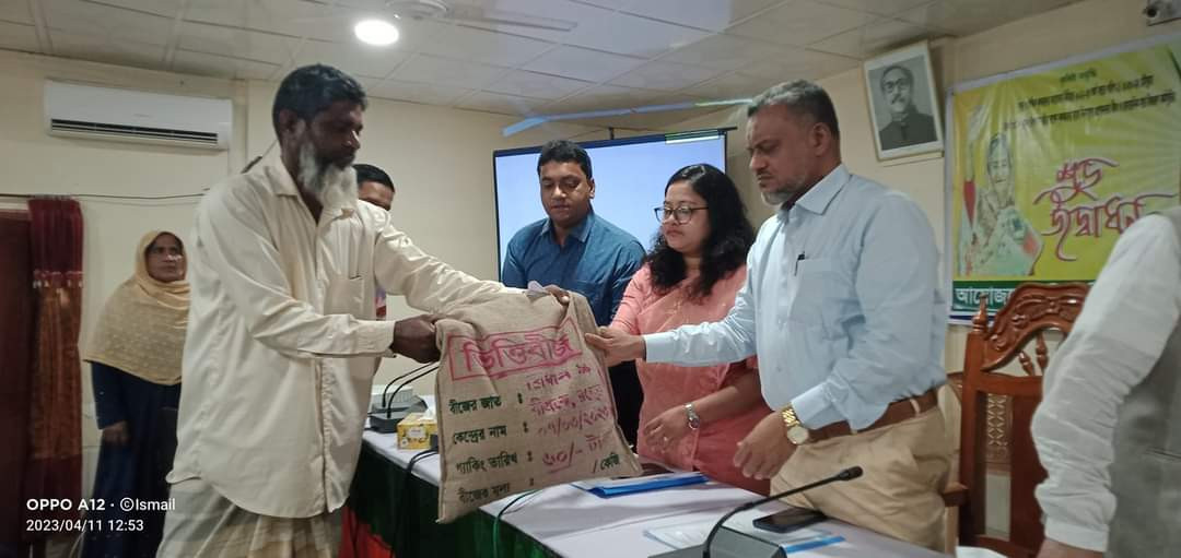 পোরশায় কৃষকদের মাঝে সার ও বীজ বিতরণের উদ্বোধন।