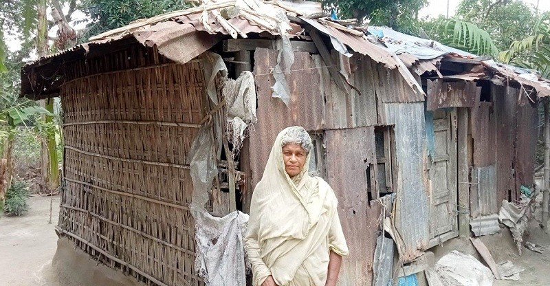 বাতাসে নড়বড় করে সিন্দুবালার ঝুপরি ঘর, কথা রাখেনি কেউ