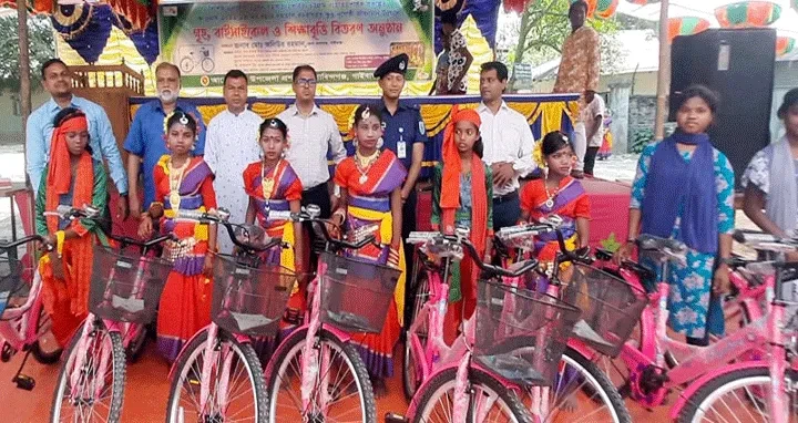 গোবিন্দগঞ্জে বাইসাইেকেল ও ২১০ শিক্ষার্থীর মাঝে শিক্ষাবৃত্তির অর্থ বিতরণ