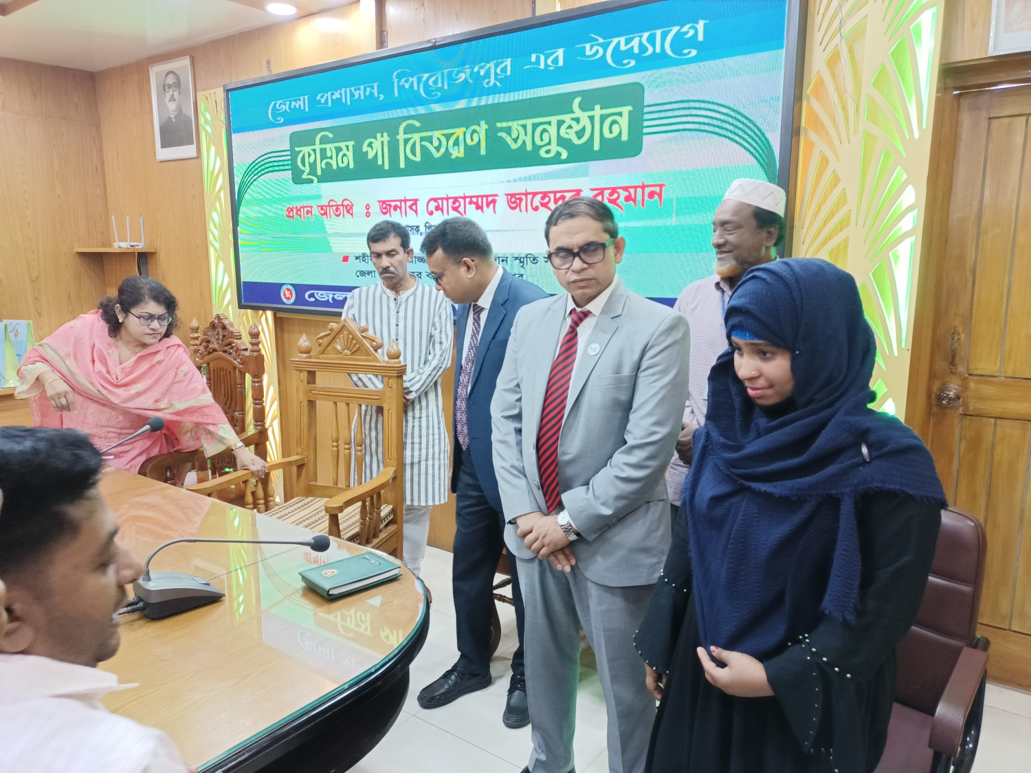 পা হারা প্রতিবন্ধি শিক্ষার্থীকে মানসুরা আক্তারকে কৃত্রিম পা দিলেন পিরোজপুরের জেলা প্রশাসক মোহাম্মদ জাহেদুর রহমান