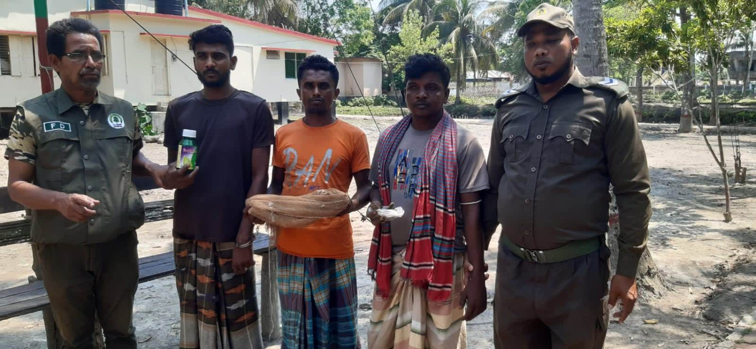 সুন্দরবনে  বৈধ পারমিট নিয়েও বিষ দিয়ে মাছ শিকার করতে গিয়ে ৩ জেলে আটক