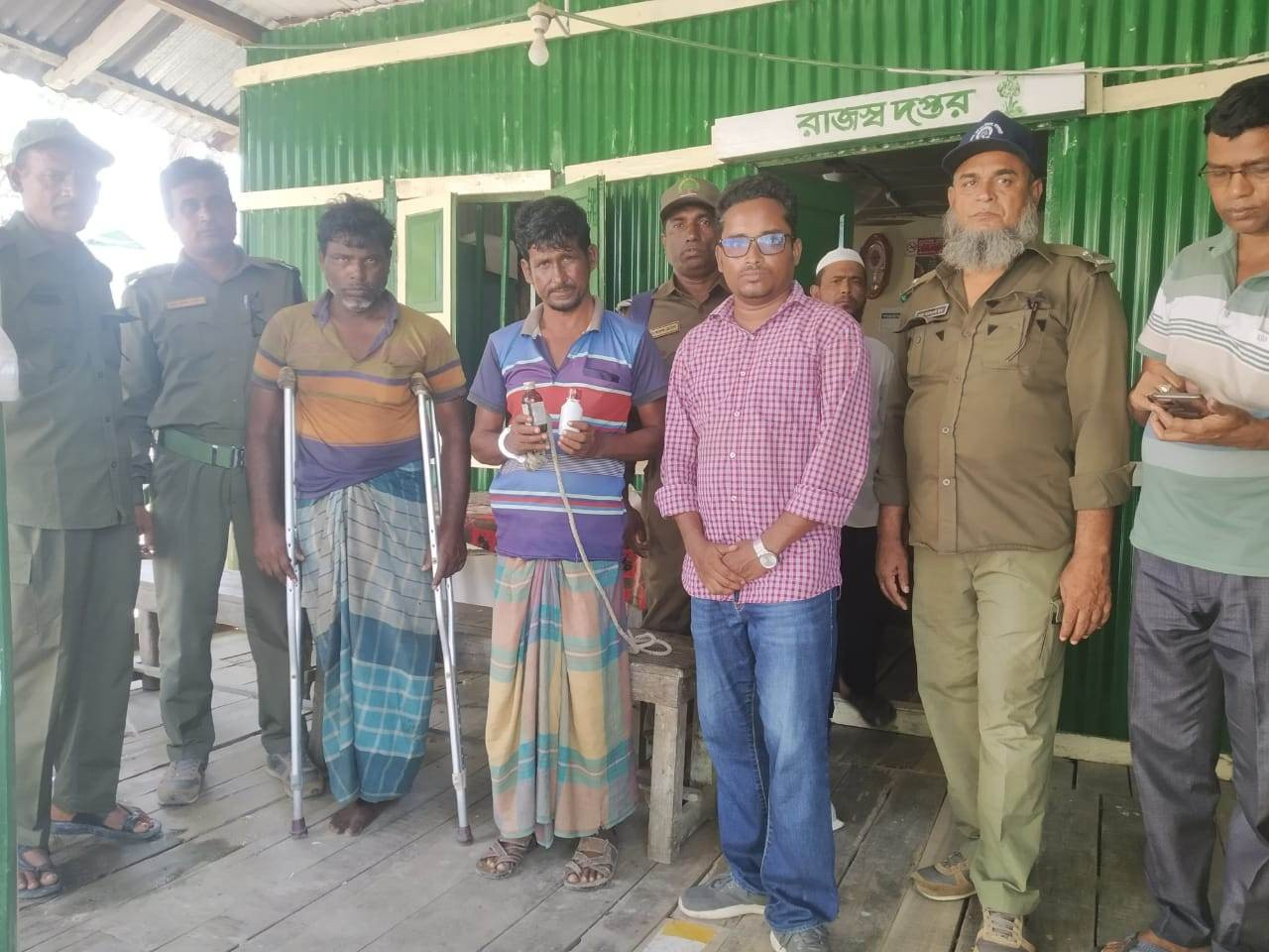 বিষ দিয়ে সুন্দরবনে মাছ শিকারের দায়ে দুই জেলে কারাগারে