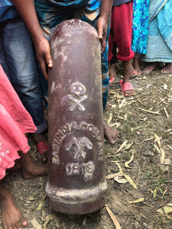 পুকুর থেকে ২শত ৪ বছরের সীমানা পিলার ওজন ৩০ কেজি ১ শত গ্রাম উদ্ধার ।