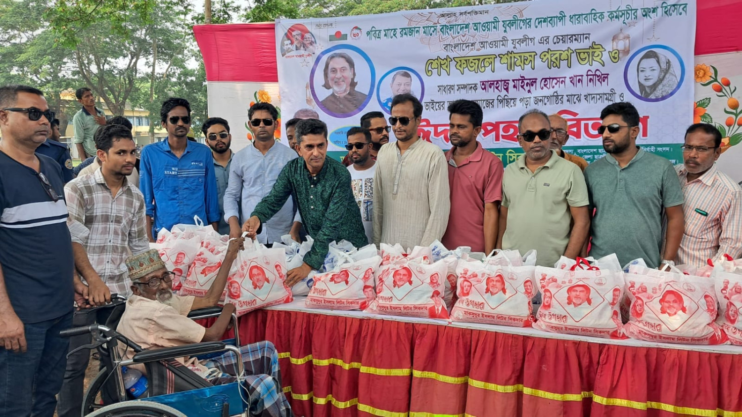 পিরোজপুরে প্রধানমন্ত্রীর নির্দেশে যুবলীগের পক্ষে ঈদ উপহার সামগ্রী বিতরণ করেছেন মাকসুদুল ইসলাম লিটন সিকদার