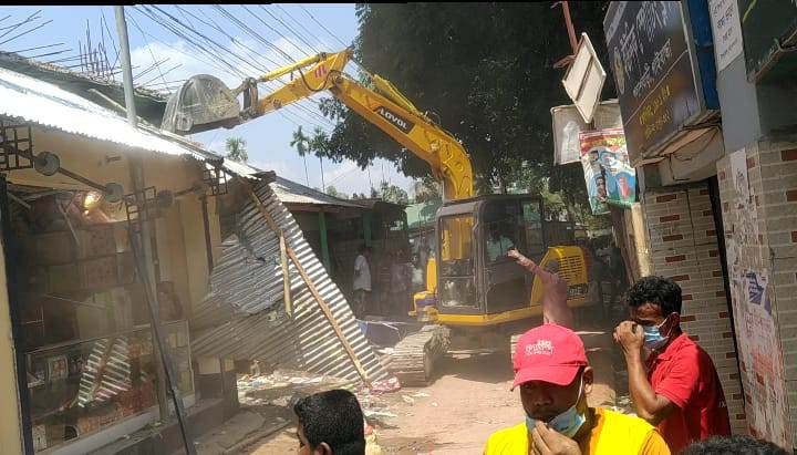 পলাশবাড়ীতে অবৈধ স্থাপন উচ্ছেদ