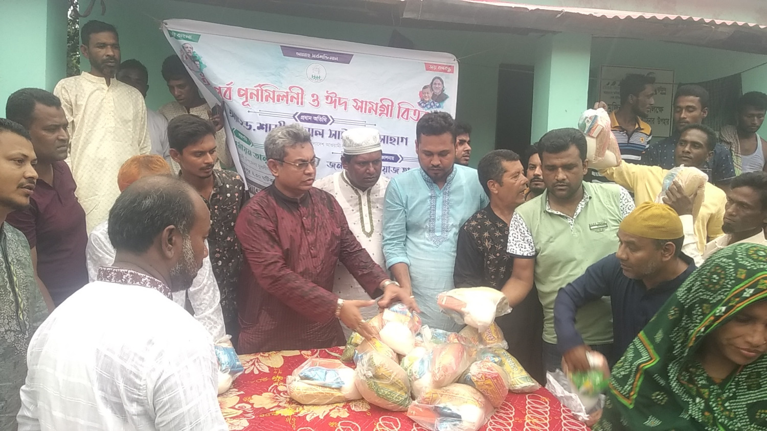 প্রধানমন্ত্রীর নির্দেশে অসহায় দুস্থদের মাঝে ঈদ সামগ্রী বিতরণ করেন কেন্দ্রীয় যুবলীগ নেতা