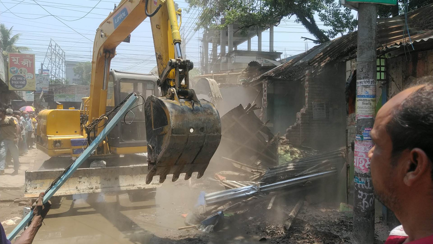 পলাশবাড়ীতে অবৈধ স্থাপনা উচ্ছেদ অভিযান