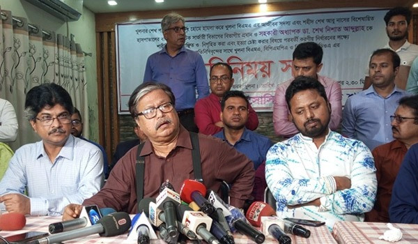 দফায় দফায় বৈঠকেও  মিলছেনা  সুরাহা,খুলনায় চিকিৎসকদের কর্মবিরতি চলবে