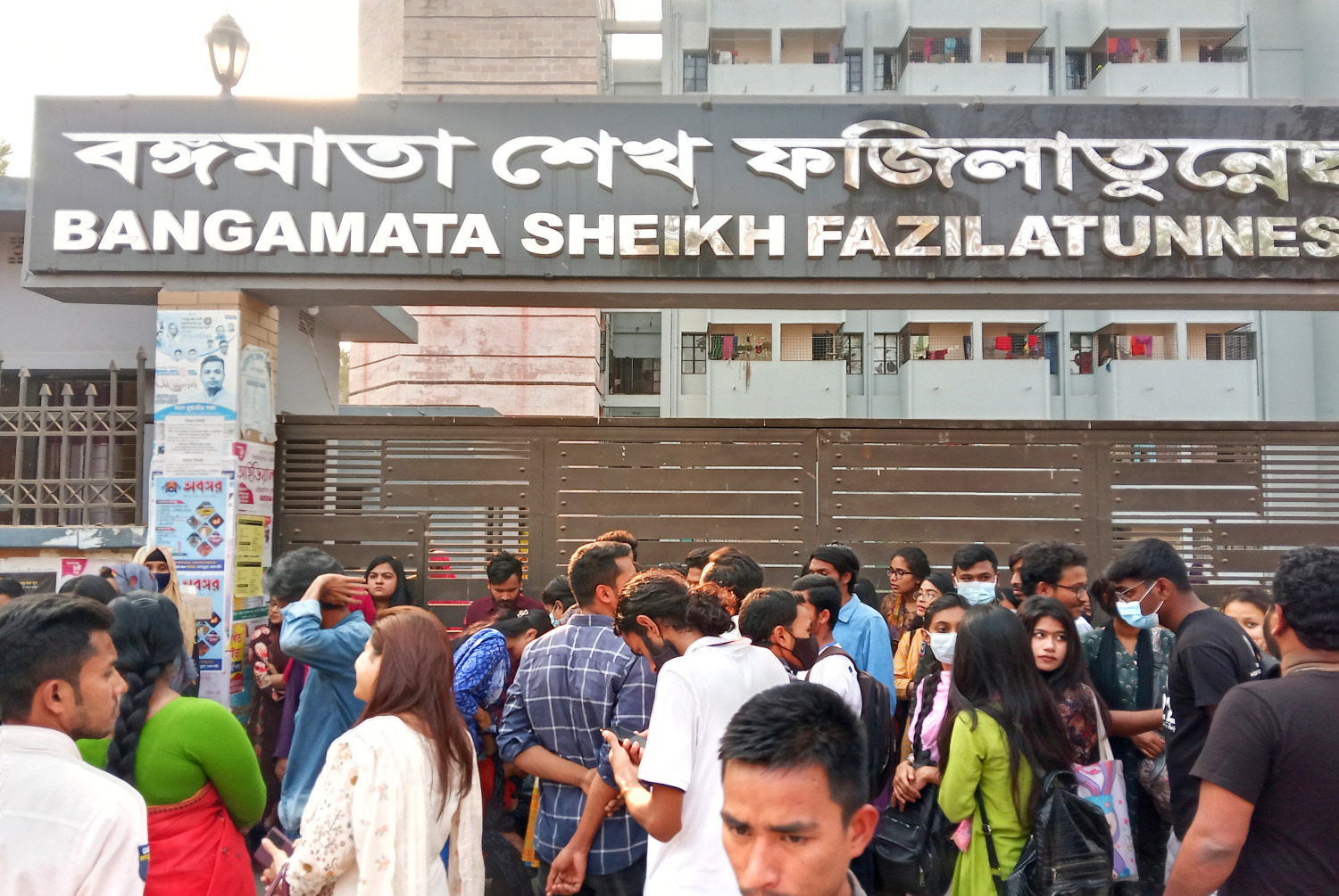 রাবিতে নির্যাতিত ছাত্রীকে হলে তুলতে গিয়ে ৩ ঘণ্টা অবরুদ্ধ ছাত্রউপদেষ্টা