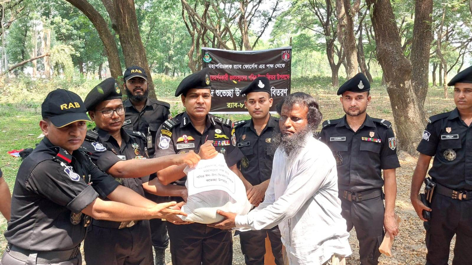 মোংলায় আত্মসমর্পণকারী বনদস্যুরা পেলো র‌্যাবের ঈদ উপহার