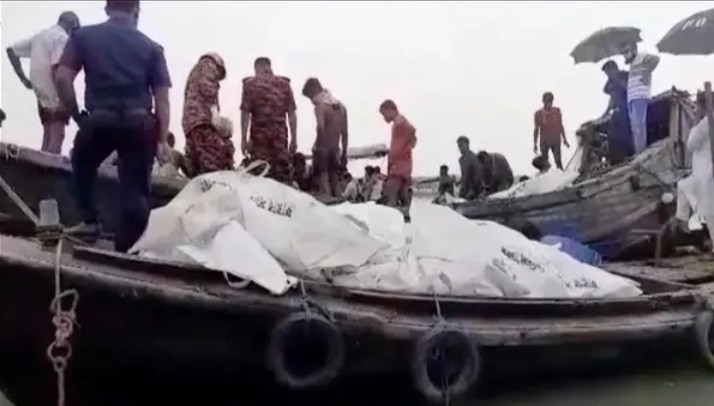 কক্সবাজারে ভেসে এসেছে ট্রলার, ভেতরে বহু গলিত লাশ