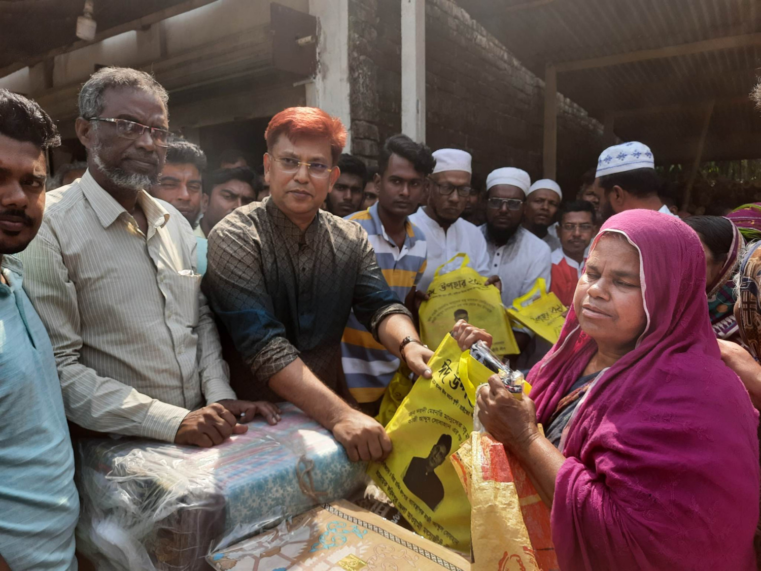 নগরকান্দায় গরীব অসহায়দের মাঝে কাজী আব্দুস সোবহানের শাড়ি লুঙ্গি বিতরণ