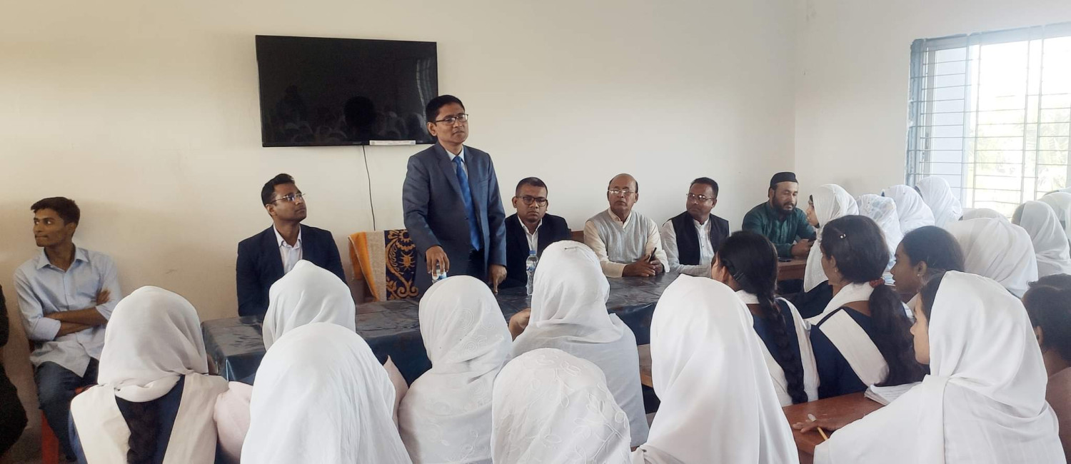 রাঙ্গাবালীতে স্কুল পরিদর্শনে এসে ক্লাস নিলেন ডিসি