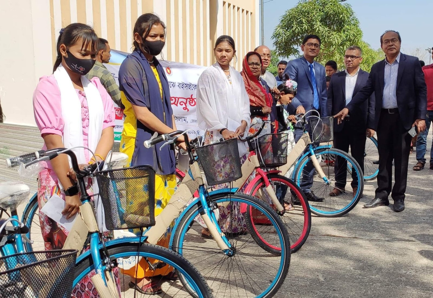 রাঙ্গাবালীতে ক্ষুদ্র নৃ-গোষ্ঠীর শিক্ষার্থীদের মাঝে বাইসাইকেল ও শিক্ষা বৃত্তি চেক বিতরণ