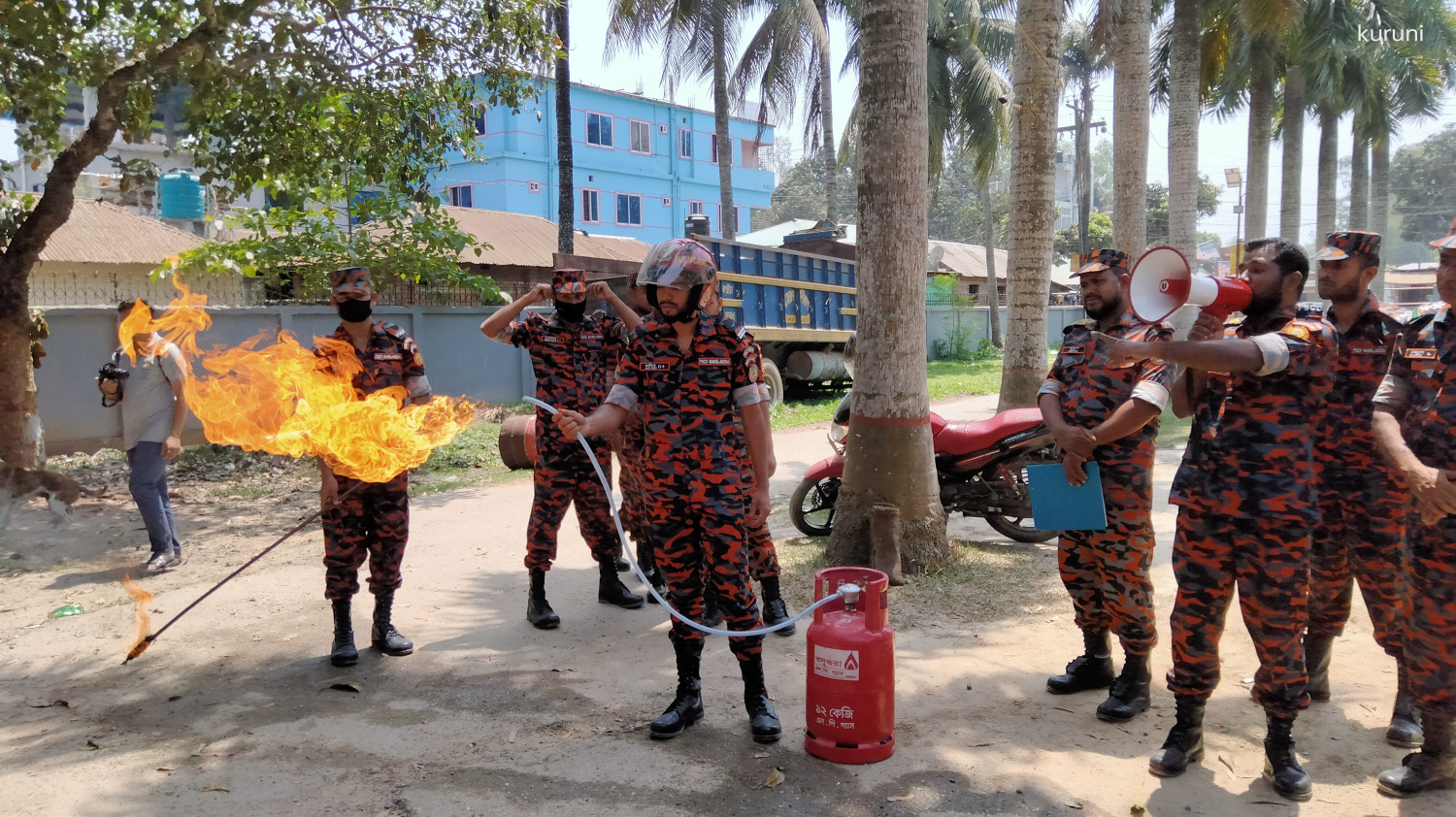 নবাবগঞ্জে অগ্নি নির্বাপণ মহড়া অনুষ্ঠিত