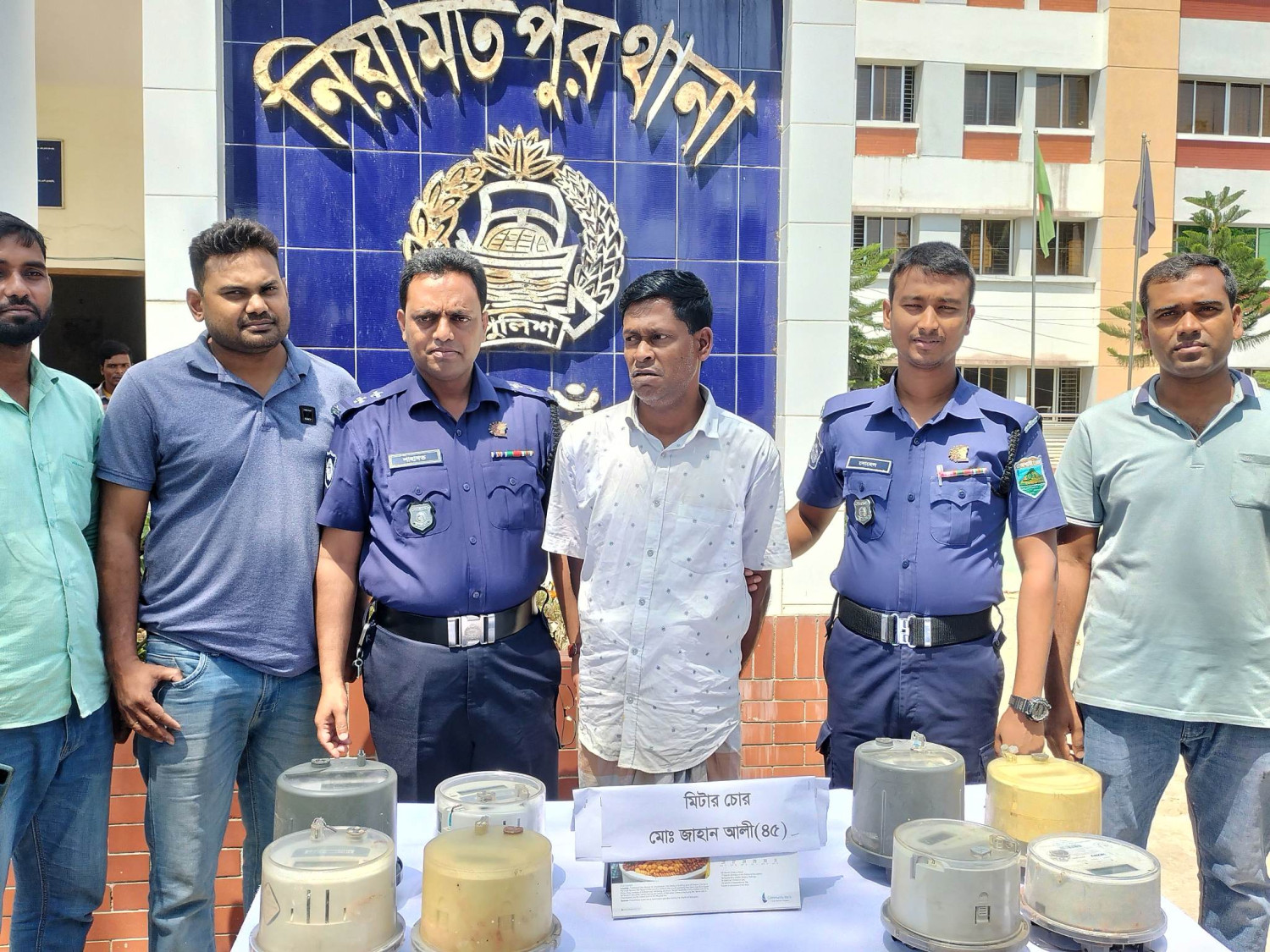 নিয়ামতপুরে মিটার চোর গ্রেপ্তার, উদ্ধার ৮ মিটার